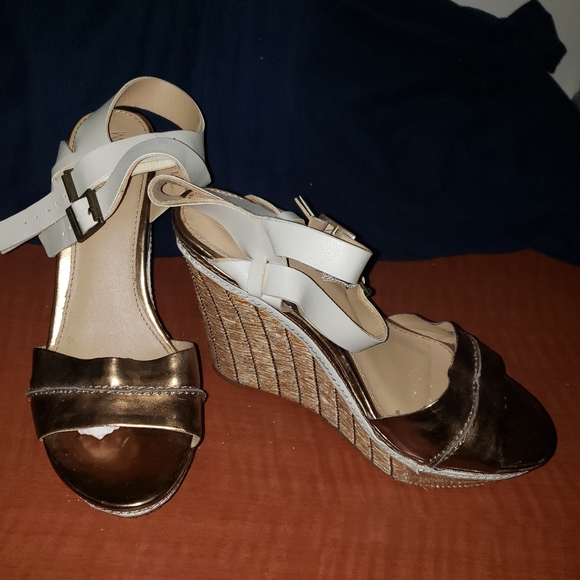 MOSSIMO Wmns Wedge Platform Gold Sandals! Sz 8 - Picture 2 of 4